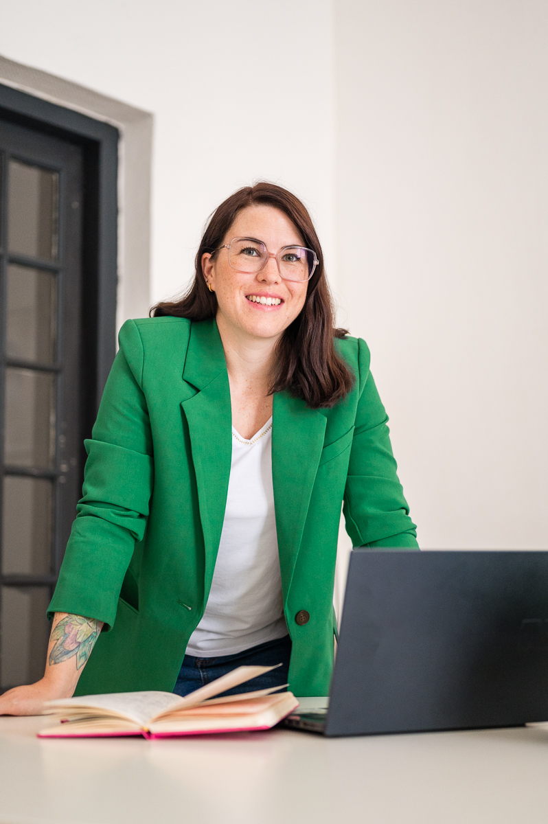 Maeva Mintz au travail, auditrice agréée MASE